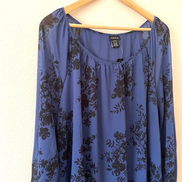 NWT Torrid Navy & Black Floral Tulip Back Blouse - Picture 4 of 10